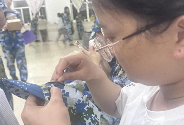 暖心一针一线皆关情 武汉商贸职业学院辅导员化身最美“缝纫师”
