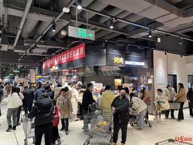 半月连开两家买年货的成都人挤满胖东来“爆改”商超(图1)