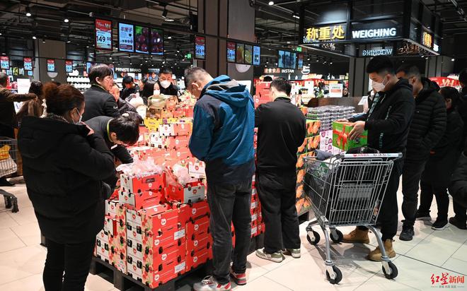 半月连开两家买年货的成都人挤满胖东来“爆改”商超(图8)