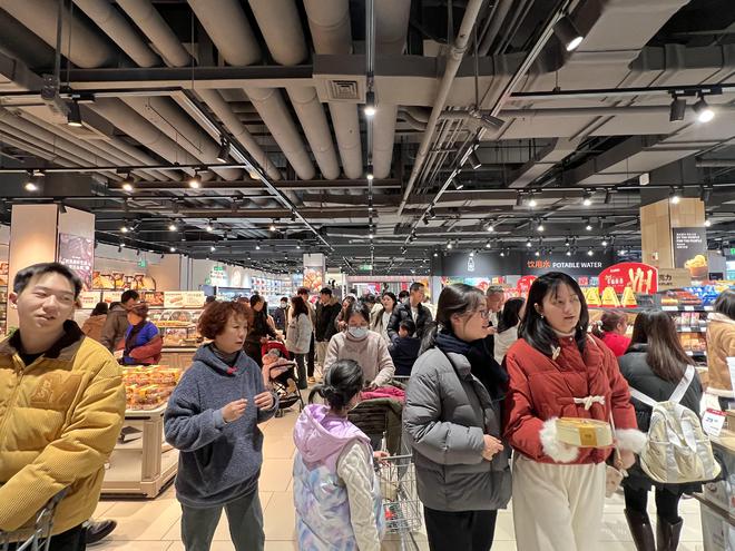 半月连开两家买年货的成都人挤满胖东来“爆改”商超(图6)