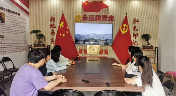 镇江市高等专科学校财经商贸学院开展“追寻红色足迹沉浸式感悟革命精神”主题实践活动(图1)